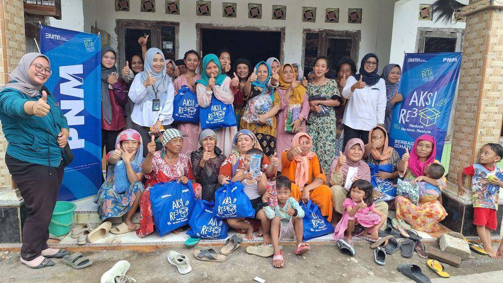 Karyawan PT Permodalan Nasional Madani (PNM) terlibat aktif memerangi fenomena fast moving fashion melalui aksi decluttering yang dikemas dalam program RE3: Reused, Re-love, Re-style. (dok. PNM)