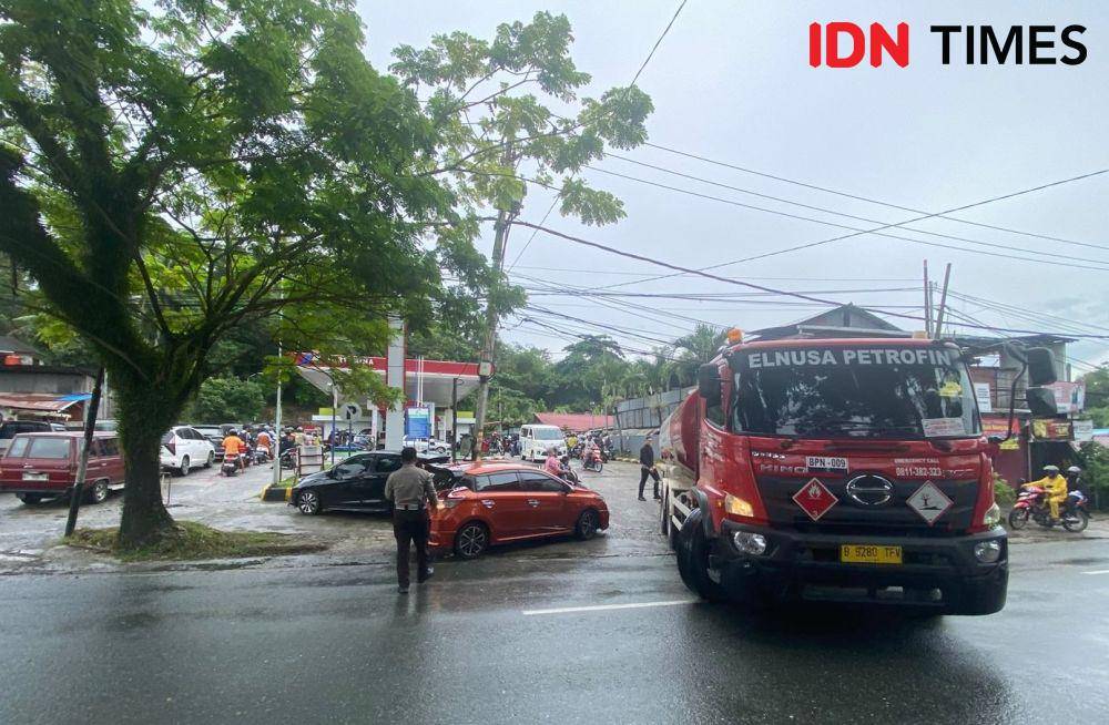Truk pengangkut BBM meninggalkan SPBU Gunung Guntur, Balikpapan Tengah, setelah melakukan pengisian. (IDN Times/Erik Alfian)