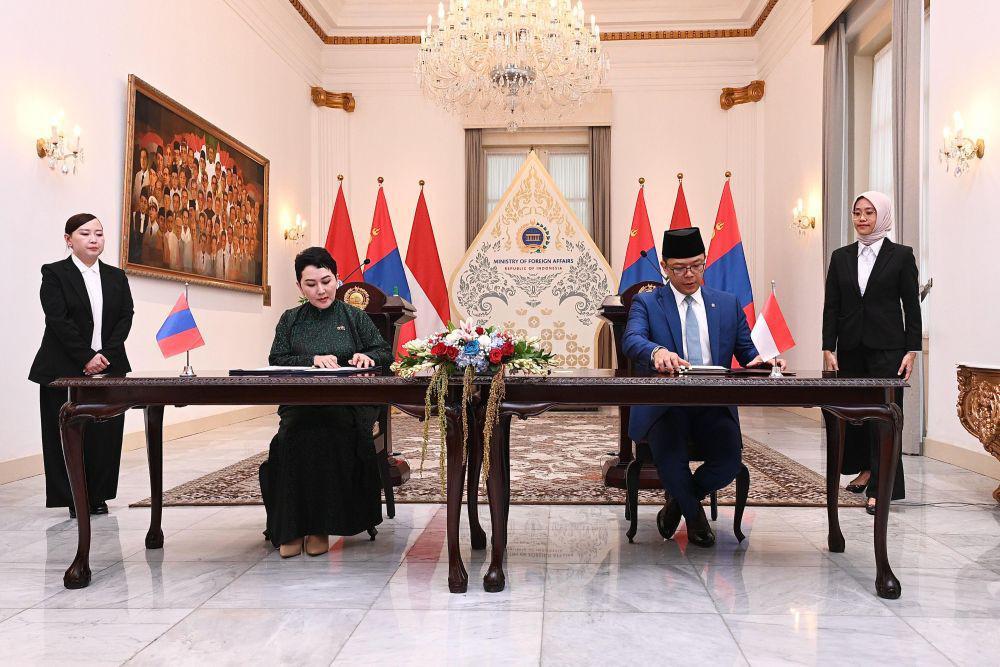 Menteri Luar Negeri RI Sugiono dan Menlu Mongolia, Battsetseg Batmunkh tandatangani MoU on Political Consultation. (Dok. Kemlu RI)