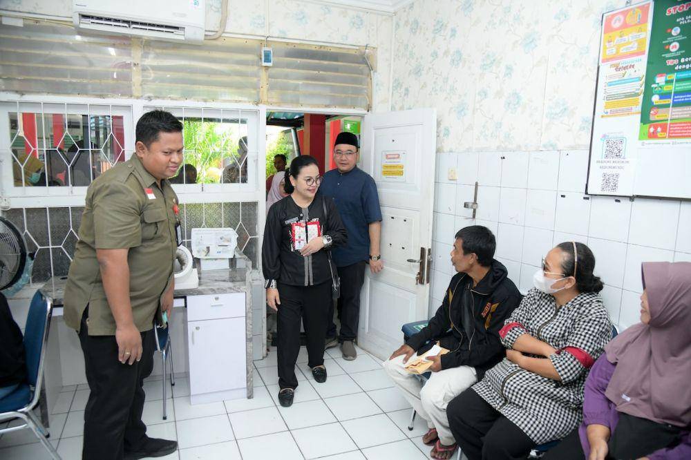 Wali Kota Semarang, Agustina Wilujeng didampingi Kepala Dinas Kesehatan Kota Semarang, Abdul Hakam mengunjungi fasilitas kesehatan memantau program Universal Health Coverage (UHC). (dok. Pemkot Semarang)