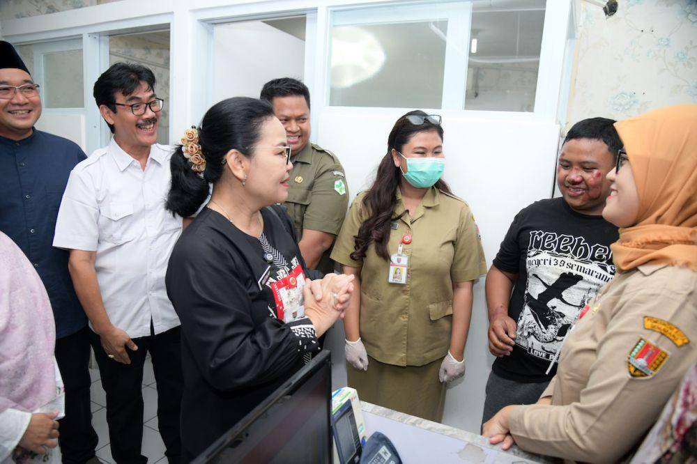 Wali Kota Semarang, Agustina Wilujeng didampingi Kepala Dinas Kesehatan Kota Semarang, Abdul Hakam mengunjungi fasilitas kesehatan memantau program Universal Health Coverage (UHC). (dok. Pemkot Semarang)