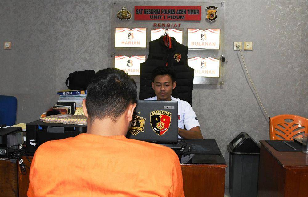 Tersangka penggelapan uang penjualan telepon selular. (Dokumen Polres Aceh Timur untuk IDN Times)