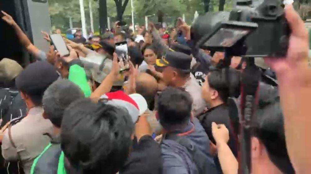Demo Mahasiswa di Balai Kota Ricuh, 7 Polisi Terluka
