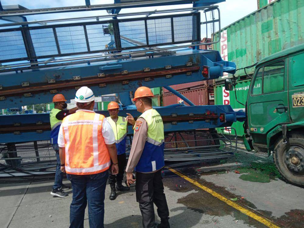 Crane RTG Terminal Peti Kemas Bitung, Sulawesi Utara, roboh, Rabu (21/5/2025). Dok. Polsek Pelabuhan Samudera Bitung