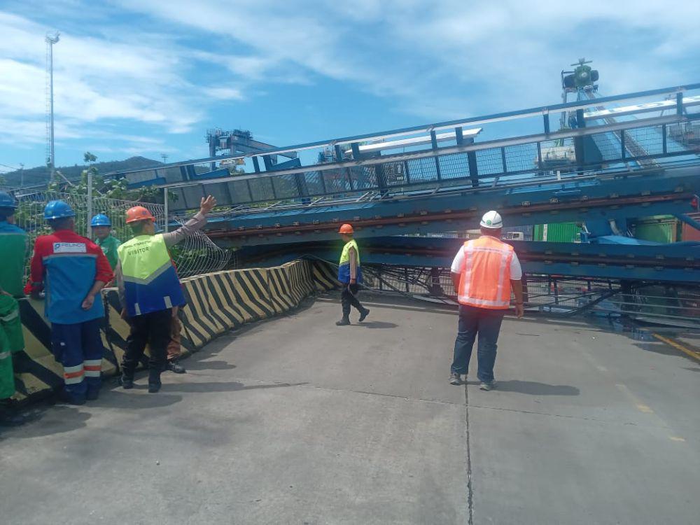 Crane RTG Terminal Peti Kemas Bitung Roboh saat Layani Dua Kapal