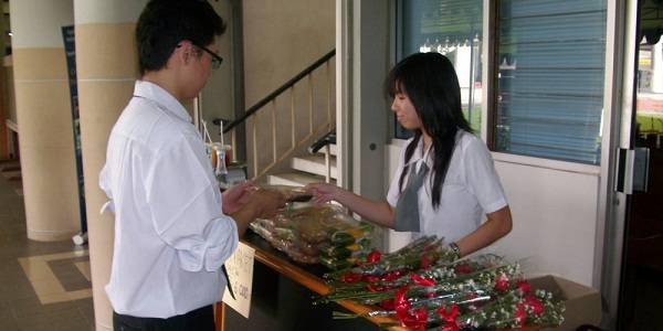 http://cdn.idntimes.com/content-images/post/old/027cb-wisuda2gentapetraacid.jpg
