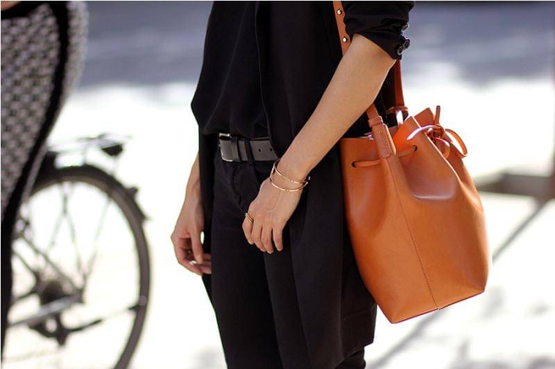 http://cdn.idntimes.com/content-images/post/20160613/03-total-black-outfit-ootd-sheinside-boyfriend-blazer-camisole-skinny-jeans-mansur-gavriel-cammello-bucket-bag-karen-walker-sunglasses-guess-booties-autumn-fall-9619cdbaad547d873fca96f12fea4bd8.jpg