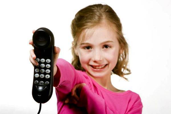 http://cdn.idntimes.com/content-images/post/old/08bb8-little-girl-handing-over-phone_nichellemitchem.jpg