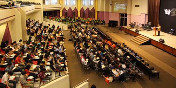 http://cdn.idntimes.com/content-images/post/old/095c5-wisuda18_petraacid.jpg