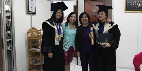 http://cdn.idntimes.com/content-images/post/old/0d47b-wisuda11_facebook.jpg