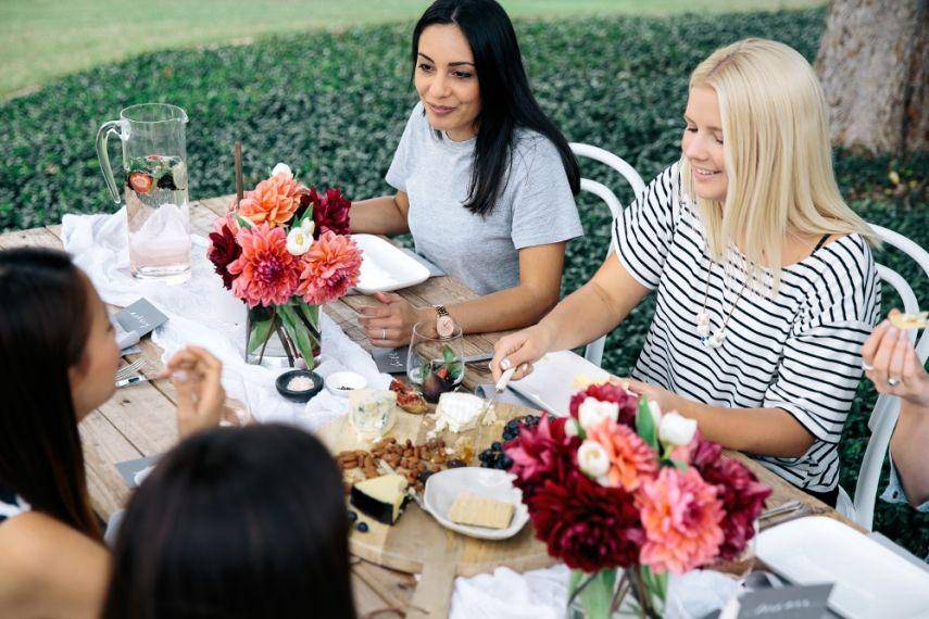 http://cdn.idntimes.com/content-images/post/20160120/10-lunch-gathering-table-across-52f9181b237058821263a9ccf237a790.jpg