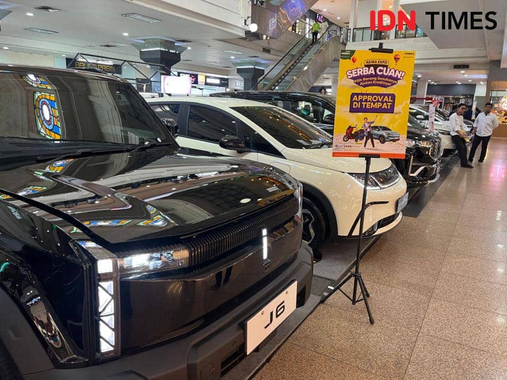 Adira Finance menyelenggarakan pameran otomotif Adira Expo Serba Cuan yang digelar di Java Supermal Semarang, 21-25 Mei 2025. (IDN Times/Anggun Puspitoningrum)