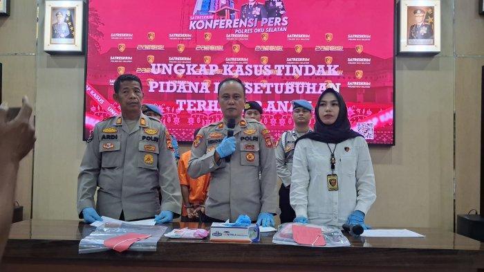 Waka Polres OKU Selatan Kompol Hendro Swarna saat mengungkap kasus tidak persetubuhan terhadap anak di bawah umur. (Dok. Polisi)