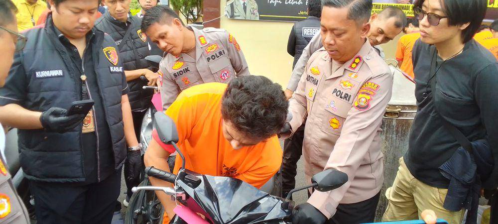 Pelaku curanmor di Lubuk Linggau saat menunjukkan aksi kejahatannya merusak kunci kontak. (Dok. Polres Lubuk Linggau)