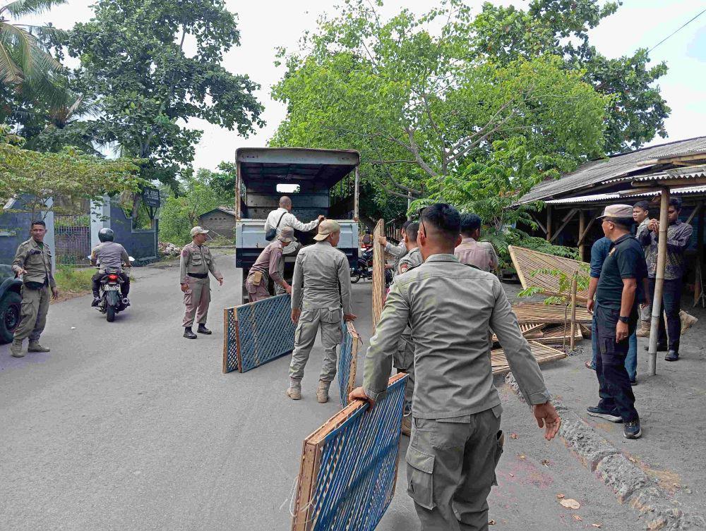 Jadi Tempat Mesum, Sejumlah Lapak di Pantai Labuhan Haji Dibongkar