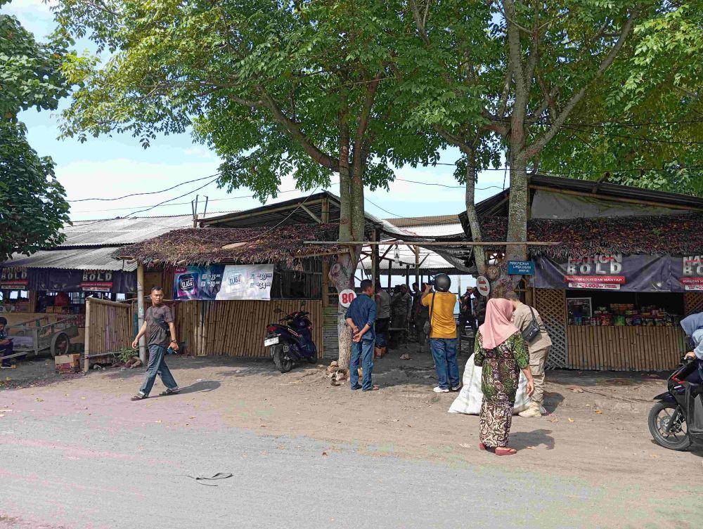 Lapak dagangan di Pantai Labuan Haji yang sering digunakan tempat maksiat (IDN Times/Ruhaili)