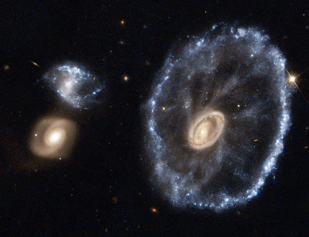Hoag's object mungkin terbentuk akibat tabrakan galaksi (spacewithseti.com)