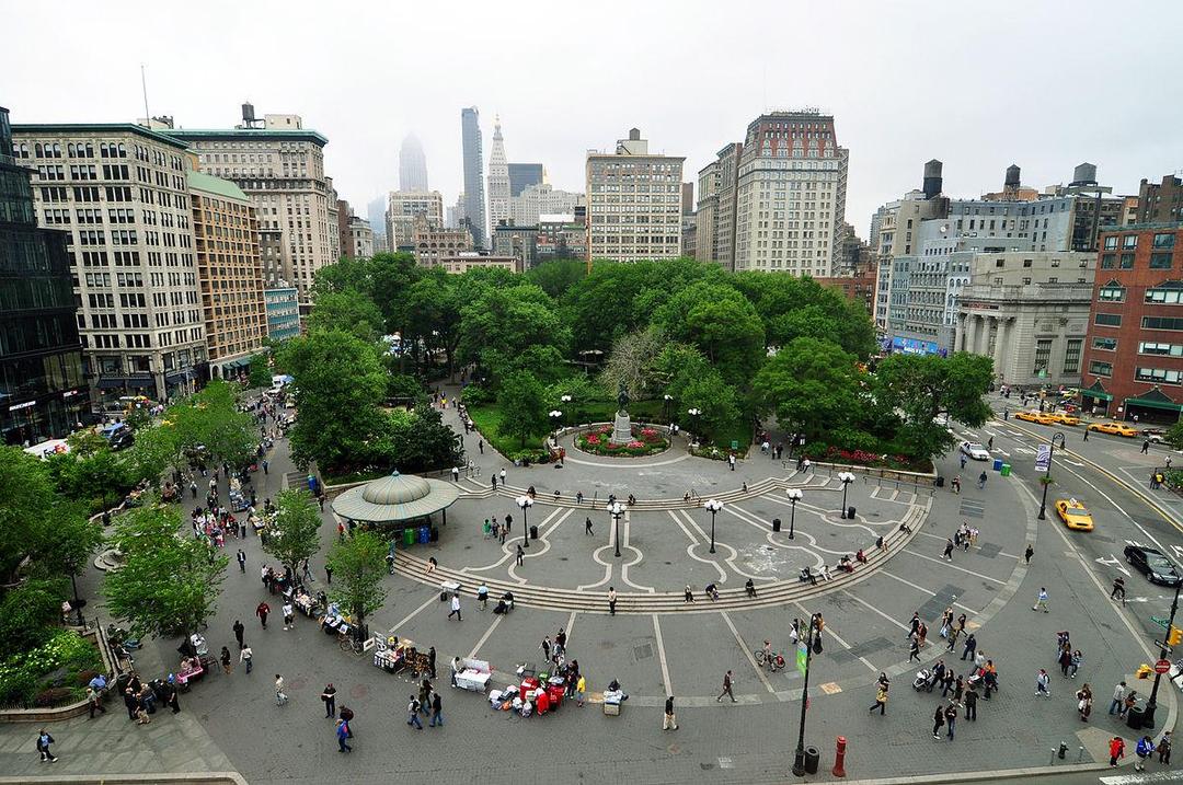 https://cdn.idntimes.com/content-images/post/20180117/1200px-1-new-york-city-union-square-2010-72bd7b6ad90b4635c8ece0d810af5d7c.JPG