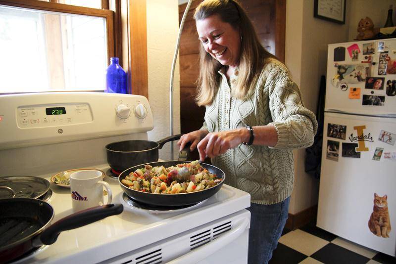 http://cdn.idntimes.com/content-images/post/20160706/121026-mom-cooking-58888b21809d7320c41440c12b34ff6a.jpg