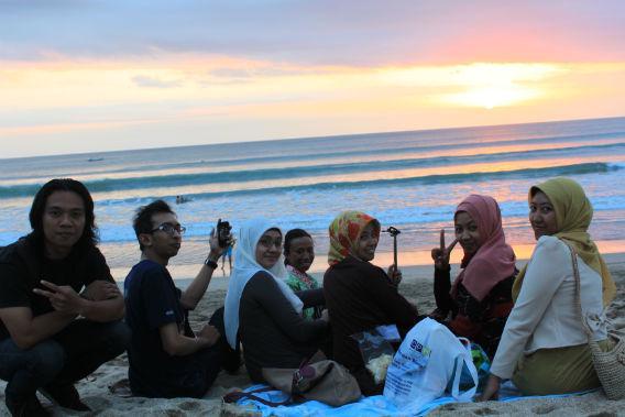 http://cdn.idntimes.com/content-images/post/20150927/13_azmi.idntimes.com.jpg