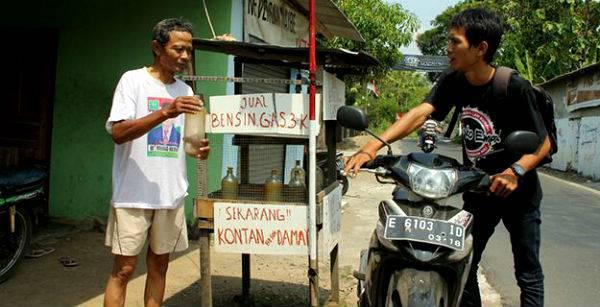 http://cdn.idntimes.com/content-images/post/old/1497d-bensin-eceran_pikiran-rakyat.jpg