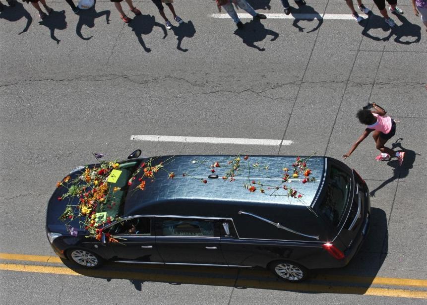 http://cdn.idntimes.com/content-images/post/20160611/160610100344-08-muhammad-ali-funeral-procession-0610-super-169-9207fc045d9f0606040b8c397b05dd8c.jpg