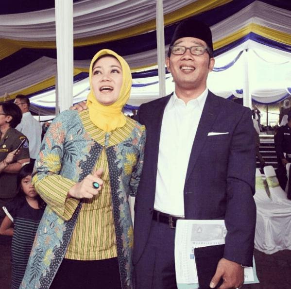 http://cdn.idntimes.com/content-images/post/20160404/19-yg-kiri-nyanyi-beneran-yg-kanan-pura2-nyanyi-walau-ripuh-hanya-utk-membahagiakan-yg-kiri-2cab7e6e1ea0d3e7e5d74dd9b01401d4.PNG