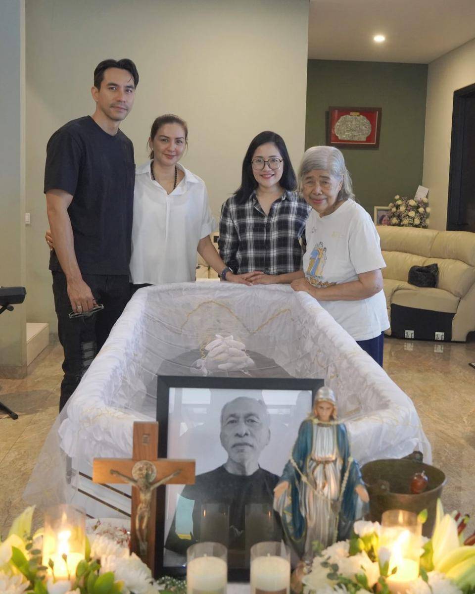 suasana rumah duka ayah Darius Sinathrya (Instagram.com/darius_sinathrya)