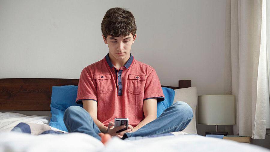 http://cdn.idntimes.com/content-images/post/20160120/20140919-336-boy-looking-at-phone-e94e4632060b057ea56bafc804542d62.jpg