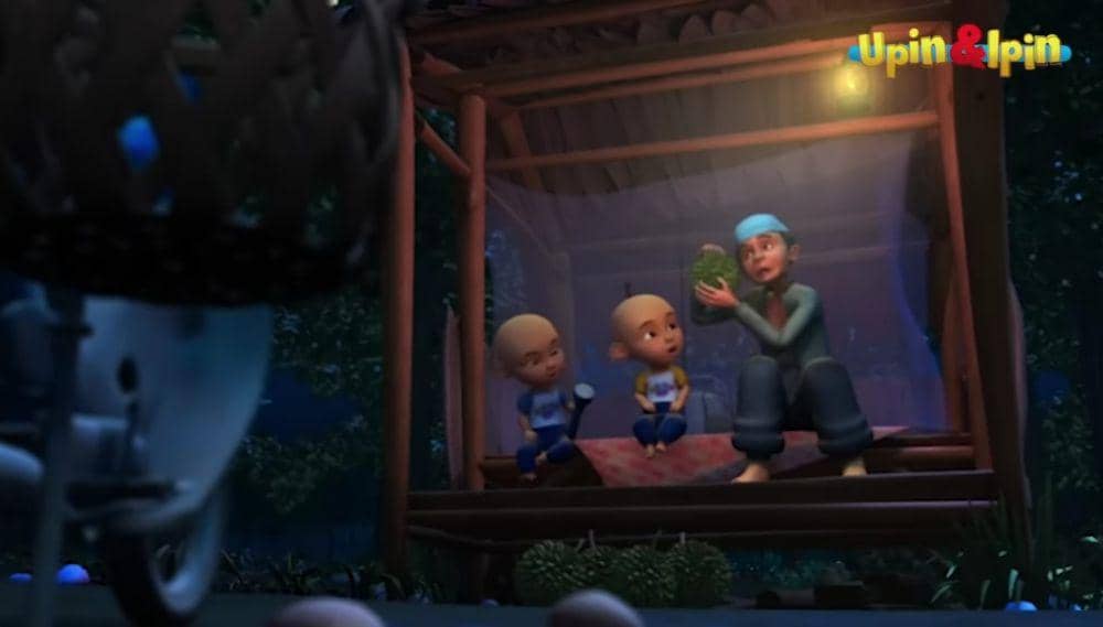 Upin dan Ipin membantu Tok Dalang memanen durian (youtube.com/Les' Copaque Production)