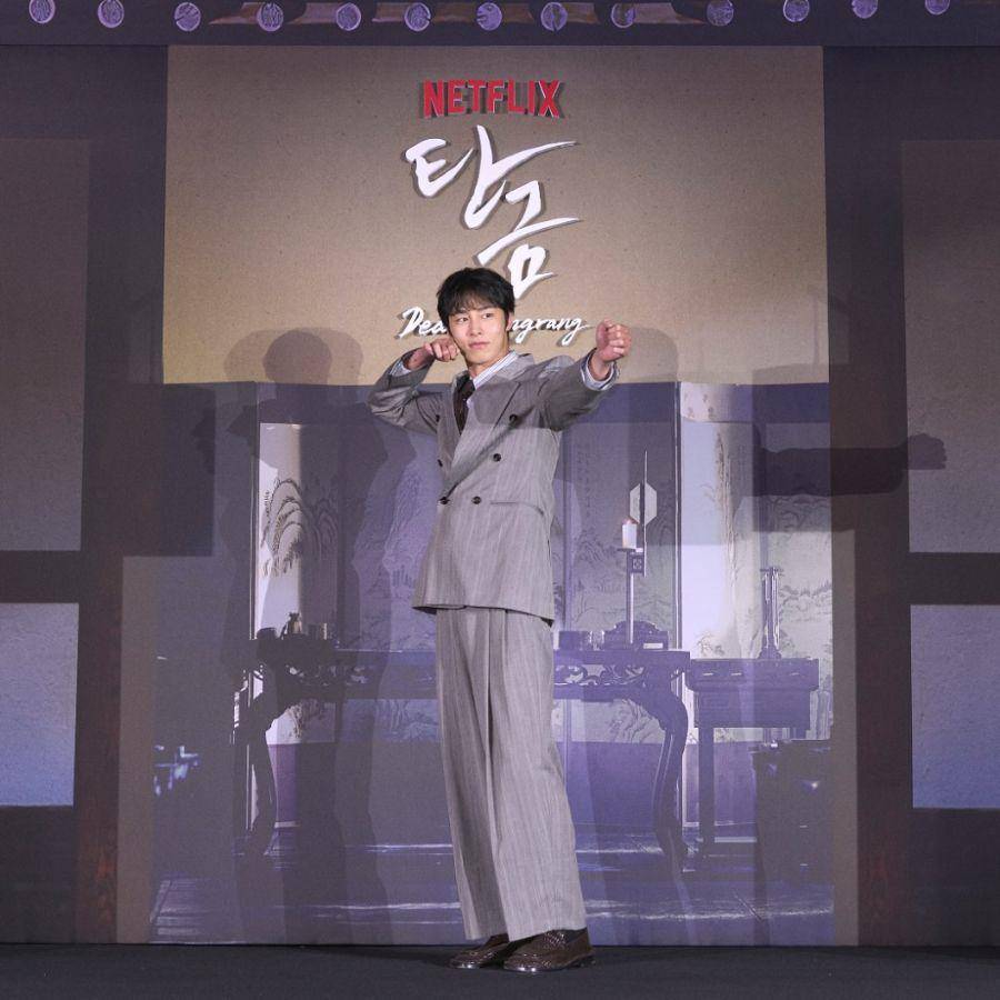 Lee Jae Wook saat jumpa pers untuk drakor Dear Hongrang (instagram.com/netflixkr)