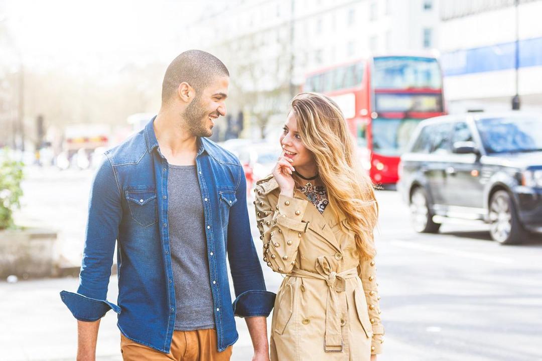 https://cdn.idntimes.com/content-images/post/20170510/204118-3600x2400-couplewalkinginlondon-807e2210c3631cfbfc8ac5fb2de44ae5.jpg