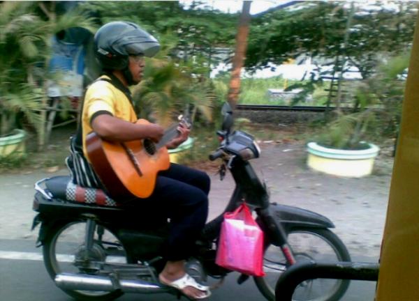 http://cdn.idntimes.com/content-images/post/old/37d36-nyanyi_bikerboysindonesia.png