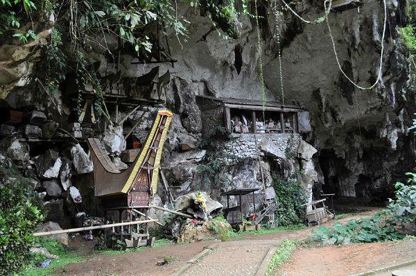 http://cdn.idntimes.com/content-images/post/old/3e1c7-Toraja2_deviantartnet.jpg