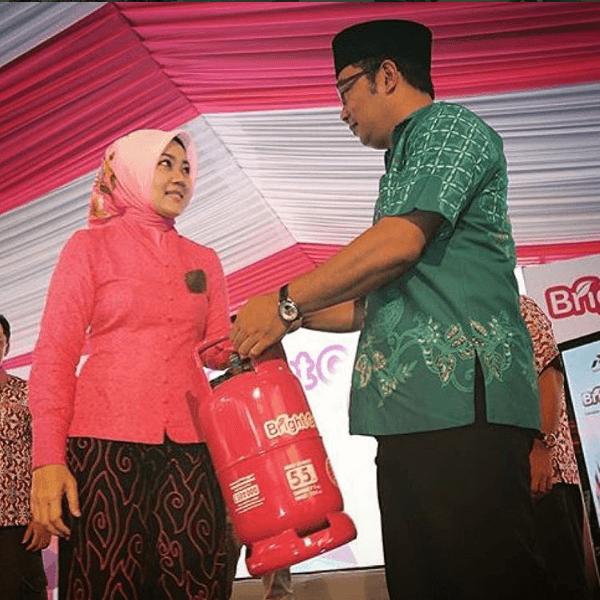 http://cdn.idntimes.com/content-images/post/20160404/4-terima-nikahnya-dengan-mas-kawin-gas-55-kg-dibayar-tunai-bright-gas-pertamina-diliat-dari-tajamnya-tatapannya-mungkin-dia-minta-gas-yg-12-kg-0646e9d9615b14dcf4a4abdf4cb43de9.PNG