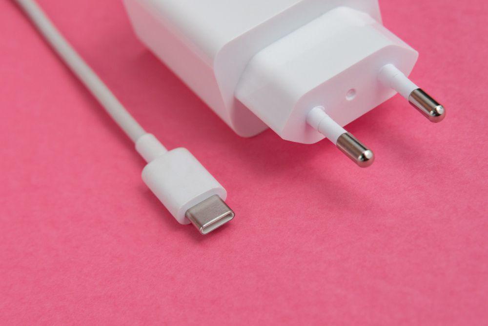 ilustrasi kabel USB dan charger (freepik.com/Mateus Andre)