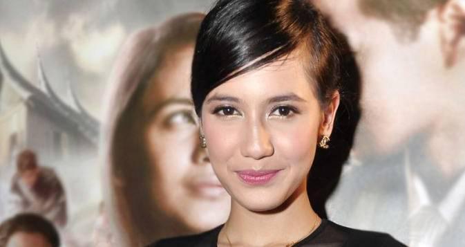 http://cdn.idntimes.com/content-images/post/old/47116-064081700_1412146588-Pevita_Pearce-2-673x357.jpg
