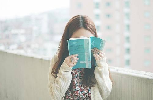 http://cdn.idntimes.com/content-images/post/old/48d8e-Smelling-a-book-before-reading-it.jpg