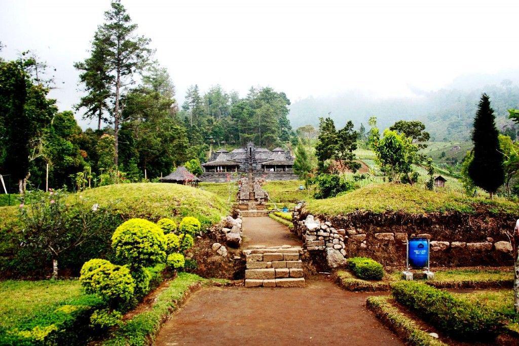 http://cdn.idntimes.com/content-images/post/20160209/4menikmati-keindahan-candi-cetho-karanganyar1-1024x682-8f385eb66f44bd8cc6220423c346cb02.jpg