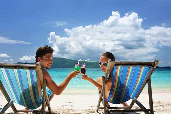 http://cdn.idntimes.com/content-images/post/old/51726-couple-enjoy-beach-thumb-597xauto-2417_taylorwimpeyspain.jpg