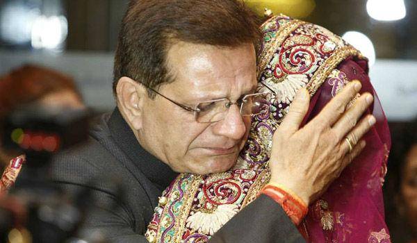 http://cdn.idntimes.com/content-images/post/old/51f12-dad32_bollywoodshaadis.jpg