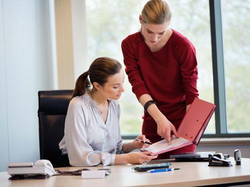 https://cdn.idntimes.com/content-images/post/20170510/54f5fbc3f07a4-1-manager-employee-desk-lgn-38254810-949ed83b0b9fbd6743853a87bd58d7ce.jpg