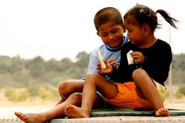 http://cdn.idntimes.com/content-images/post/old/56f17-children-sharing-food_photoshelter.jpg