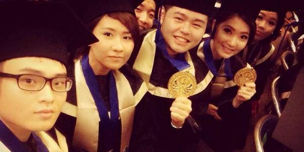 http://cdn.idntimes.com/content-images/post/old/57e49-wisuda20_facebook.jpg