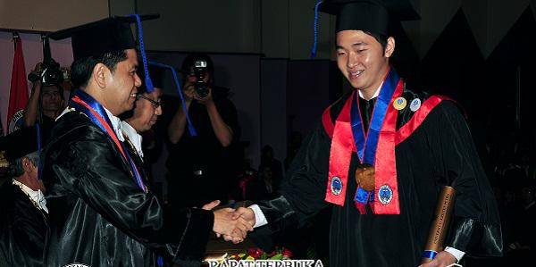 http://cdn.idntimes.com/content-images/post/old/5ac64-wisuda9_petraacid.JPG