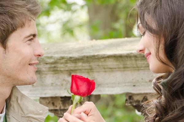 http://cdn.idntimes.com/content-images/post/old/5af48-romantic-couple-with-rose.jpg