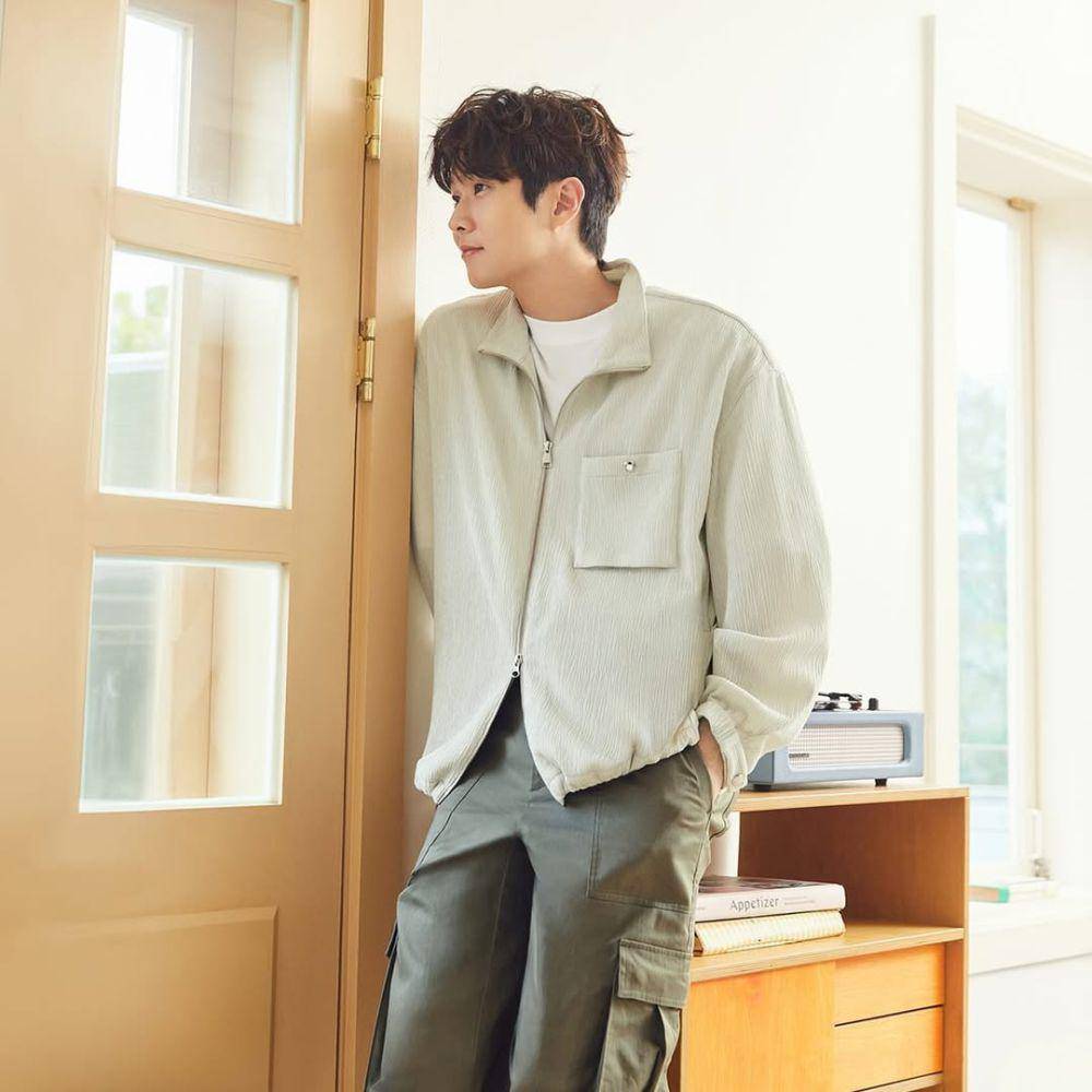 ide daily outfit keren ala Choi Woo Shik (instagram.com/dntlrdl)
