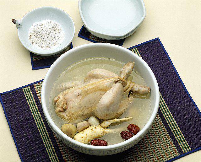 ilustrasi samgyetang dan garam (commons.wikimedia.org/wizdata)