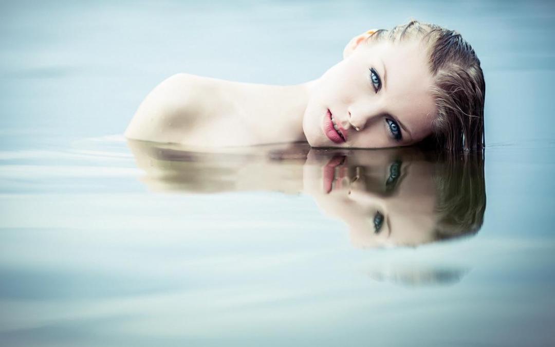 http://cdn.idntimes.com/content-images/post/20160721/6958355-girl-water-10d512924981df68b565e546f0642cfb.jpg
