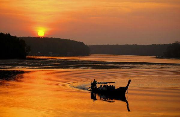 http://cdn.idntimes.com/content-images/post/old/69d81-Sunrise11_panoramiocom.jpg